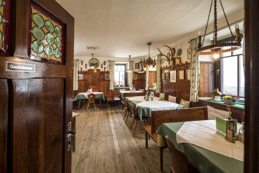 Gasthof Gruener Baum Kirchberg am Wechsel Bagian luar foto
