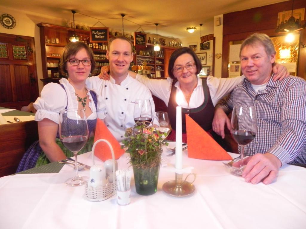Gasthof Gruener Baum Kirchberg am Wechsel Bagian luar foto